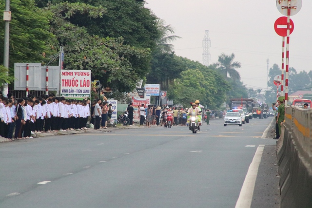 Hàng vạn người dân Hải Phòng tiễn đưa cố Phó thủ tướng Lê Văn Thành - Ảnh 9.