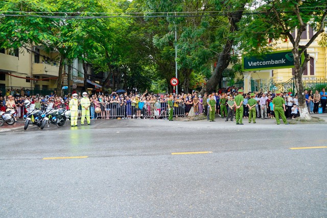 Hàng vạn người dân Hải Phòng tiễn đưa cố Phó thủ tướng Lê Văn Thành - Ảnh 3.