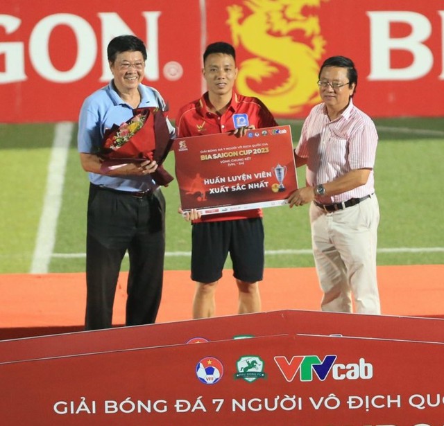 Trùng ngày cuối V-League, khán giả vẫn tràn ngập xem chung kết bóng đá 7 người - Ảnh 7.