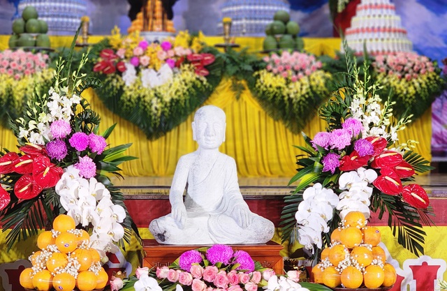 Chùa Yên Tử chạm tượng Phật Hoàng Trần Nhân Tông và Phật ngọc lớn nhất thế giới - Ảnh 1.