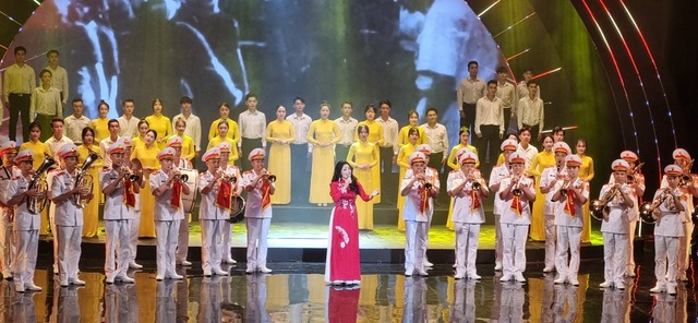 NSND Thái Bảo hát trong chương trình nghệ thuật đặc biệt 'Giai điệu Tổ quốc'  - Ảnh 1.