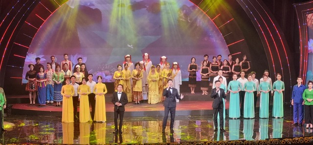 NSND Thái Bảo hát trong chương trình nghệ thuật đặc biệt 'Giai điệu Tổ quốc'  - Ảnh 4.