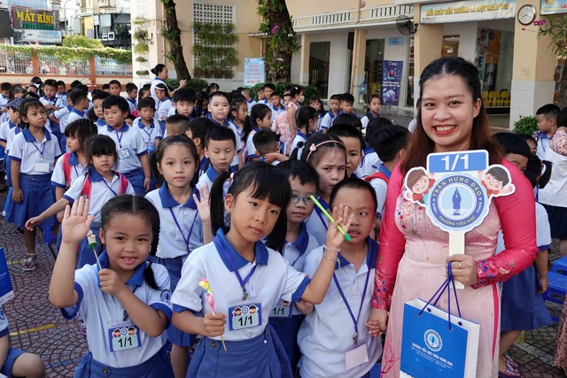 Tựu trường: Nơi áp lực vì quá tải, nơi xoay xở nâng chất lượng   - Ảnh 1.