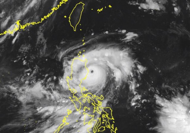 Bão Saola mạnh lên thành siêu bão, đe dọa miền bắc Philippines - Ảnh 1.