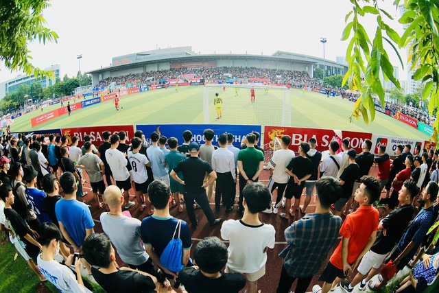 Trùng ngày cuối V-League, khán giả vẫn tràn ngập xem chung kết bóng đá 7 người - Ảnh 1.