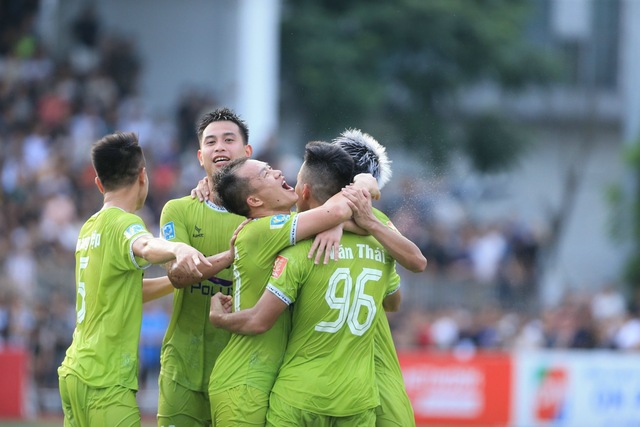 Trùng ngày cuối V-League, khán giả vẫn tràn ngập xem chung kết bóng đá 7 người - Ảnh 4.