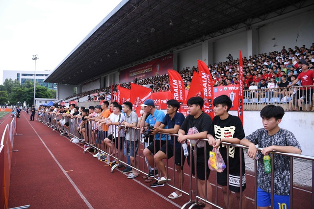 Trùng ngày cuối V-League, khán giả vẫn tràn ngập xem chung kết bóng đá 7 người - Ảnh 2.
