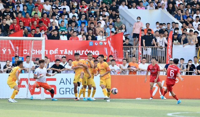 Trùng ngày cuối V-League, khán giả vẫn tràn ngập xem chung kết bóng đá 7 người - Ảnh 3.