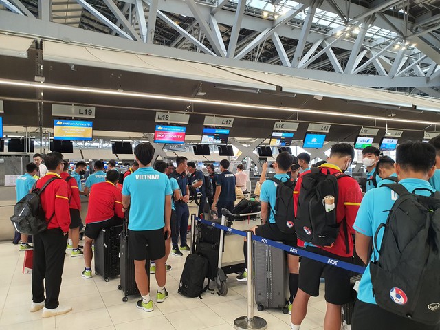 HLV Hoàng Anh Tuấn nâng niu cúp vô địch, U.23 Việt Nam lên đường trở về nhà - Ảnh 12.