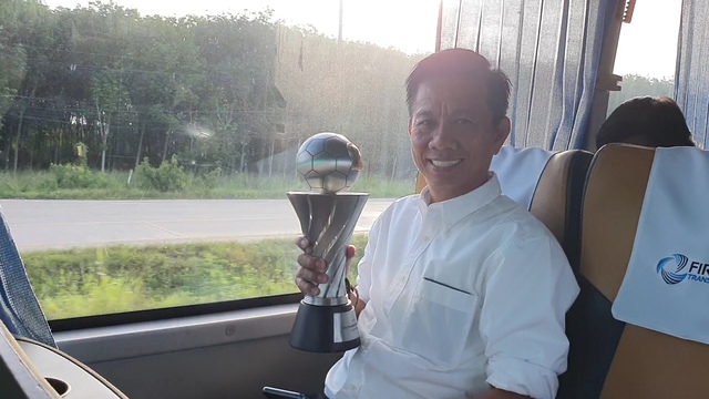 HLV Hoàng Anh Tuấn nâng niu cúp vô địch, U.23 Việt Nam lên đường trở về nhà - Ảnh 2.