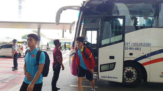 HLV Hoàng Anh Tuấn nâng niu cúp vô địch, U.23 Việt Nam lên đường trở về nhà - Ảnh 3.
