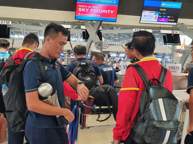 HLV Hoàng Anh Tuấn nâng niu cúp vô địch, U.23 Việt Nam lên đường trở về nhà - Ảnh 11.