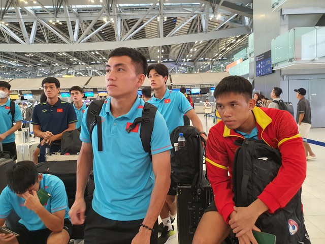 HLV Hoàng Anh Tuấn nâng niu cúp vô địch, U.23 Việt Nam lên đường trở về nhà - Ảnh 10.