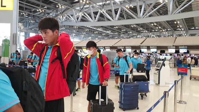 HLV Hoàng Anh Tuấn nâng niu cúp vô địch, U.23 Việt Nam lên đường trở về nhà - Ảnh 6.