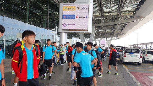 HLV Hoàng Anh Tuấn nâng niu cúp vô địch, U.23 Việt Nam lên đường trở về nhà - Ảnh 5.