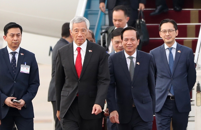 Thủ tướng Singapore Lý Hiển Long đến Hà Nội, bắt đầu chuyến thăm Việt Nam - Ảnh 2.