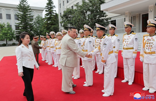 Ông Kim Jong-un kêu gọi tăng cường sức mạnh hải quân trước nguy cơ chiến tranh - Ảnh 2.