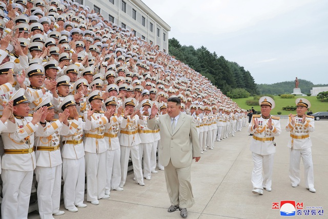 Ông Kim Jong-un kêu gọi tăng cường sức mạnh hải quân trước nguy cơ chiến tranh - Ảnh 1.