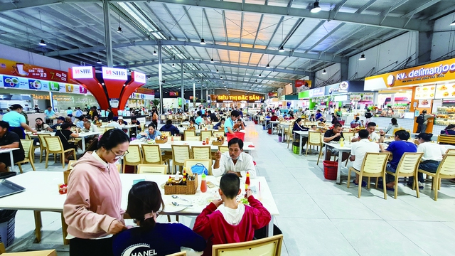 Không gian bên trong trạm dừng chân Phúc Lộc rộng khoảng 7.000 m2, khoảng 400 nhân viên làm việc theo ca, có thể phục vụ cùng lúc khoảng 2.000 hành khách với đa dạng sản phẩm ăn, uống. Ngày cao điểm có thể phục vụ khoảng 30.000 hành khách.