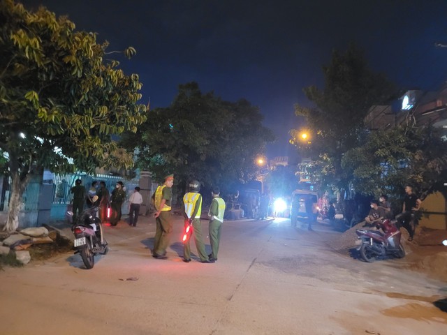 Lực lượng công an phong tỏa hiện trường để điều tra vụ nổ tại P.Quang Trung, TP.Quy Nhơn, Bình Định