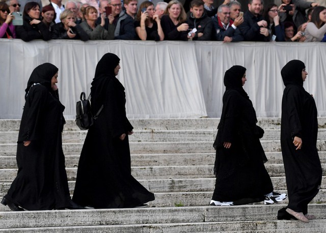 Pháp cấm những 'dấu hiệu nhận diện tôn giáo' trong trường học - Ảnh 1.
