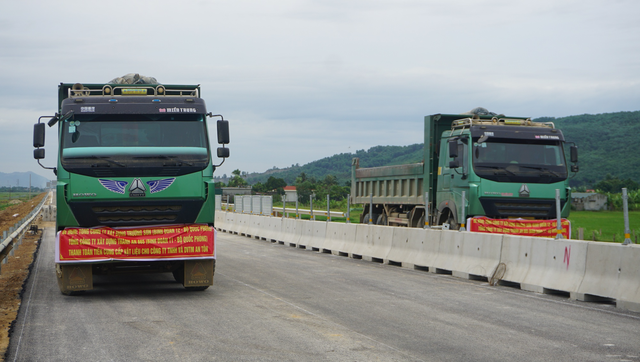 Doanh nghiệp lại căng băng rôn đòi tiền vật liệu trên cao tốc QL45 - Nghi Sơn - Ảnh 1.