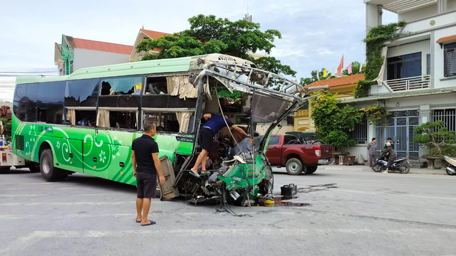 Thanh Hóa: Xe tải biển xanh và xe khách cùng đâm vào gara ô tô - Ảnh 2.