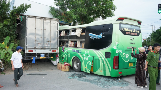 Thanh Hóa: Xe tải biển xanh và xe khách cùng đâm vào gara ô tô - Ảnh 1.