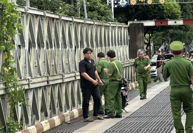 Lâm Đồng: Tìm người chạy xe máy qua cầu sắt rơi xuống sông mất tích - Ảnh 2.