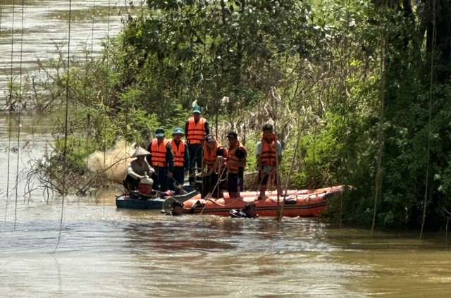 Lâm Đồng: Tìm người chạy xe máy qua cầu sắt rơi xuống sông mất tích - Ảnh 1.