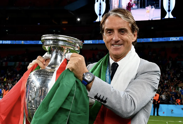 HLV Roberto Mancini nhận lương bao nhiêu khi bỏ đội tuyển Ý sang Ả Rập Xê Út? - Ảnh 2.