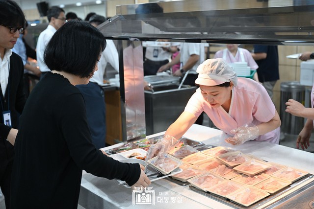 Tổng thống, Thủ tướng Hàn Quốc ăn hải sản trấn an người dân việc Nhật xả thải - Ảnh 1.