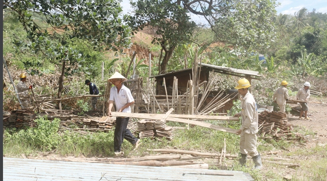 Nhà thầu dự án cao tốc Bắc - Nam giúp dân di dời tài sản - Ảnh 2.