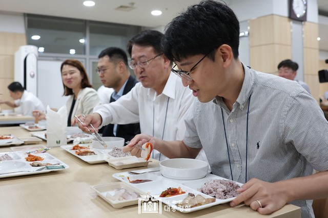 Tổng thống, Thủ tướng Hàn Quốc ăn hải sản trấn an người dân việc Nhật xả thải - Ảnh 2.