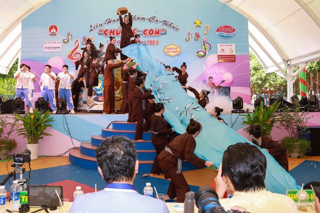 Một trường học đạt nhiều giải thưởng trong Liên hoan nhóm ca khúc Chú ve con - Ảnh 1.