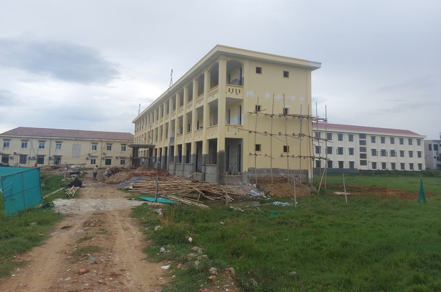 Trường học xây sắp xong nhưng chưa bồi thường đất cho dân  - Ảnh 1.