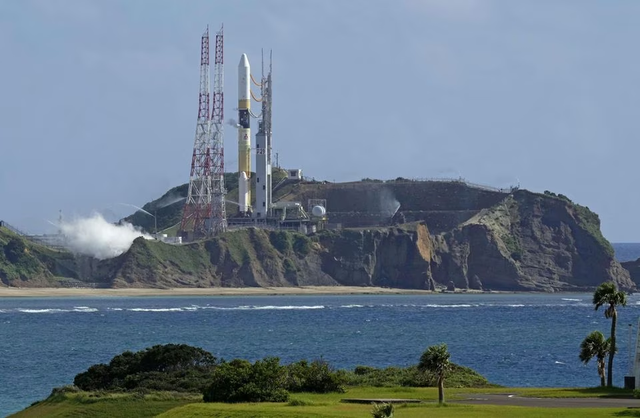 Nhật Bản tiếp tục hoãn phóng tên lửa đưa tàu lên mặt trăng - Ảnh 1.