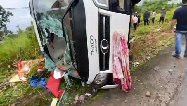 Va chạm xe tải khiến xe khách lật ngang làm 2 người bị thương nặng - Ảnh 3.