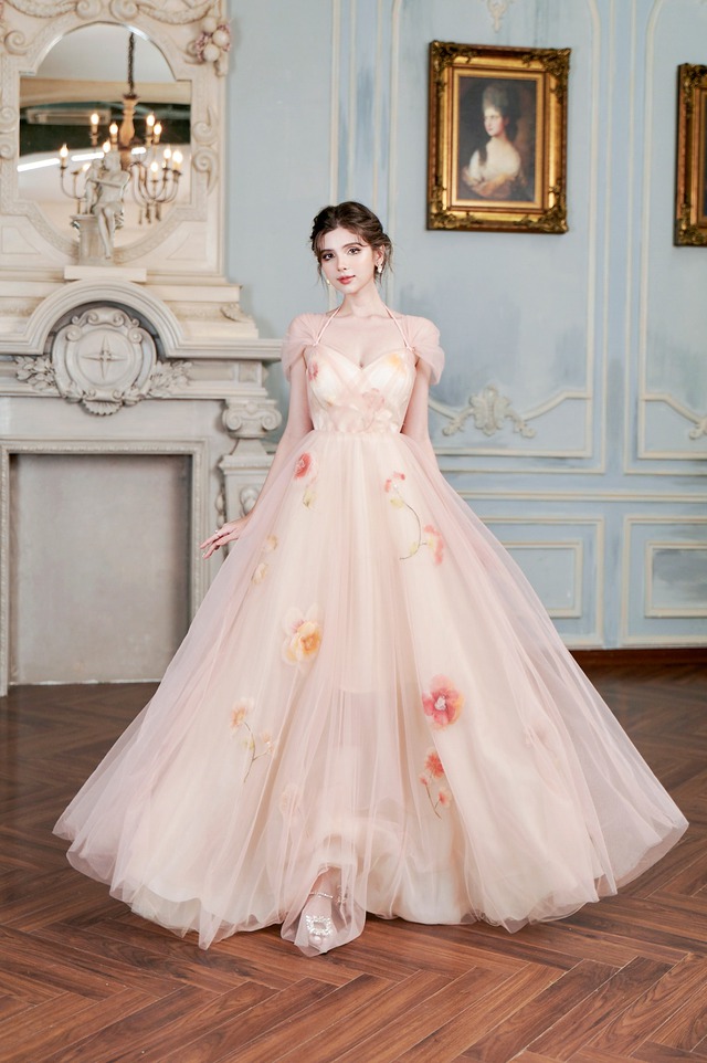 Á hậu Thúy Vân mặc váy cưới xinh đẹp như công chúa 