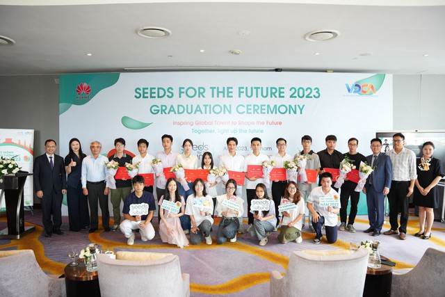 Đại diện nhóm sinh viên Việt Nam tại buổi bế mạc chương trình &quot;Seeds for the future 2023&quot;