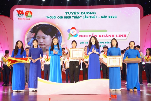 Tuyên dương 110 gương thanh thiếu nhi là 'Người con hiếu thảo' - Ảnh 2.