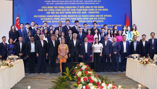Thủ tướng Phạm Minh Chính và Thủ tướng Lý Hiển Long gặp mặt đại biểu thanh niên - Ảnh 1.