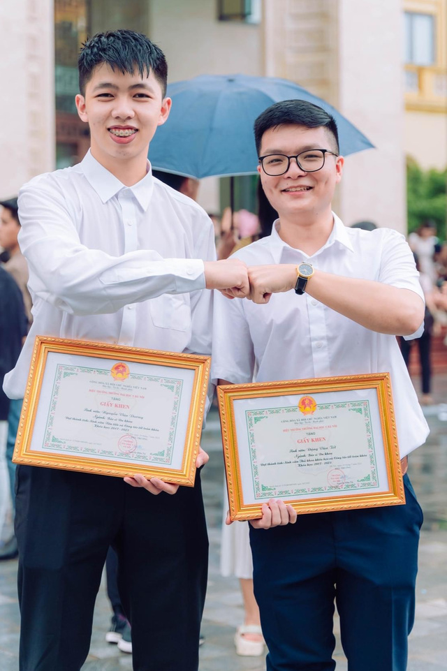 Chàng thủ khoa đi học ở 3 miền đất nước - Ảnh 1. Chàng thủ khoa đi học ở 3 miền đất nước - Ảnh 1.