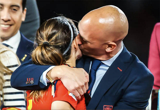 Nụ hôn làm khủng hoảng nghiêm trọng bóng đá Tây Ban Nha - Ảnh 1.