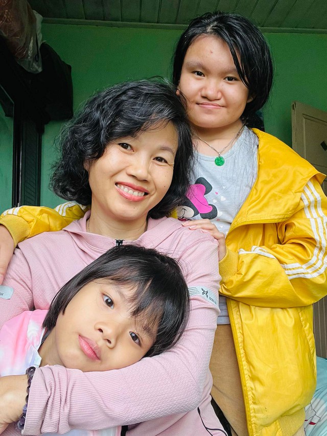 Mẹ học ngôn ngữ ký hiệu để tâm sự với cô con gái điếc - Ảnh 2. Mẹ học ngôn ngữ ký hiệu để tâm sự với cô con gái điếc - Ảnh 2.