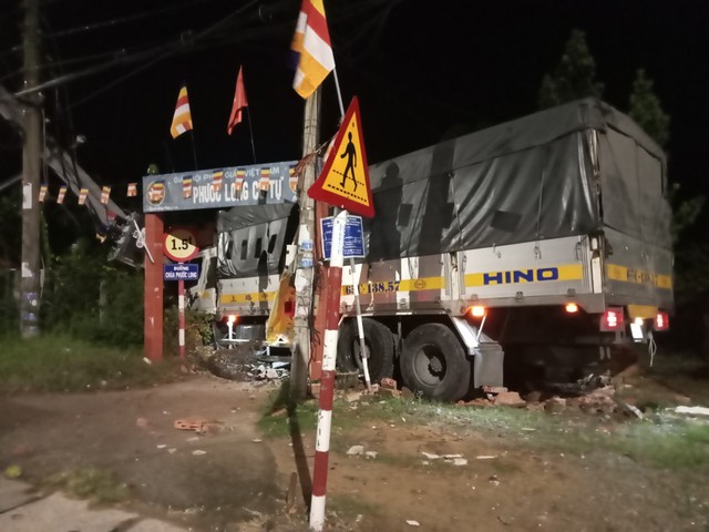 Tai nạn ở Tiền Giang: Xe tải tông sập trụ điện, tài xế tử vong tại chỗ - Ảnh 1.