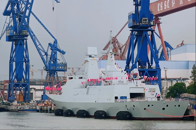 Trung Quốc có tàu hộ vệ mới cho tàu tấn công đổ bộ Type-075? - Ảnh 1.