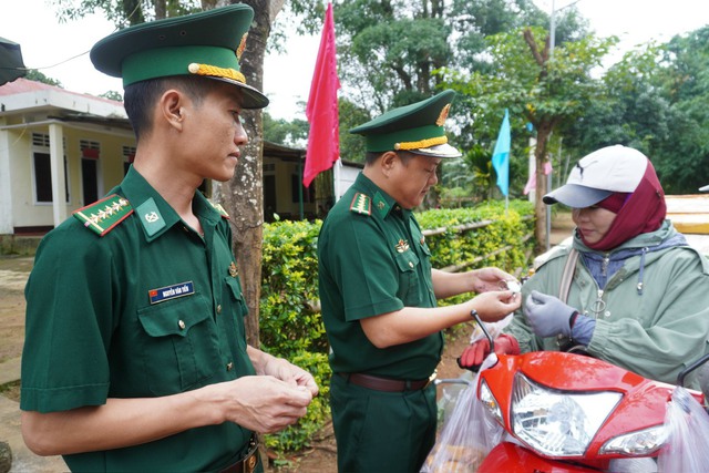 Điều gì lạ có trên móc khóa mà lực lượng biên phòng tặng dân bản Quảng Trị - Ảnh 2.