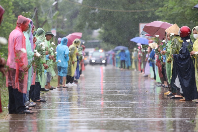 Dân làng đội mưa đón linh cữu liệt sĩ hy sinh do sạt lở đèo Bảo Lộc - Ảnh 1.