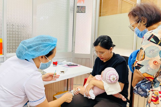 Tiêm bù vắc xin cho trẻ nhập học mầm non, tiểu học  - Ảnh 1.